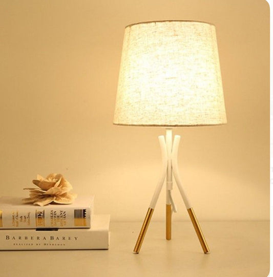 3-legged white and gold metal lamp 45x23 cm